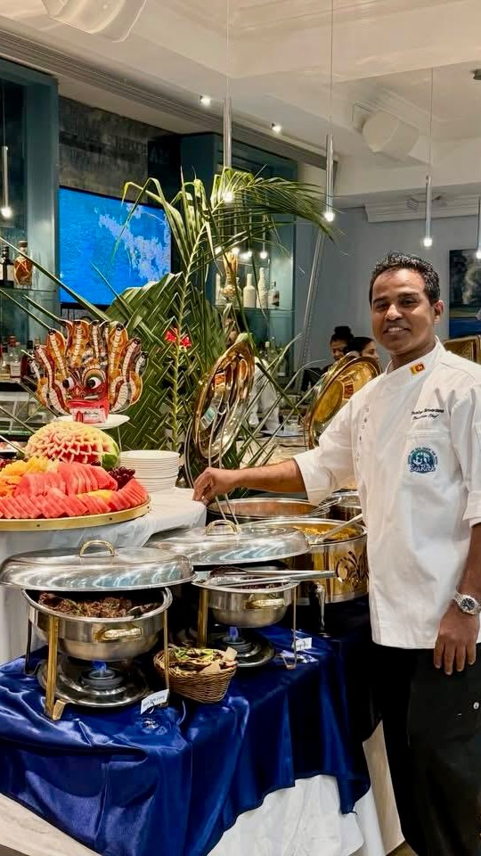 The chef’s buffet with Sri Lankan fruit carving